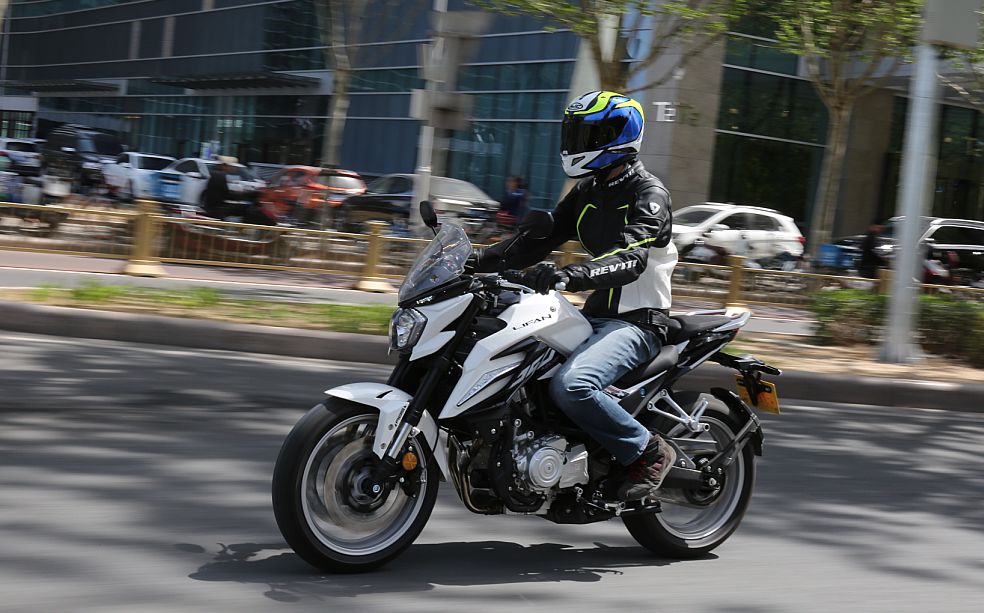 车评：24780元起，表现均衡易上手的双缸街车——KP350