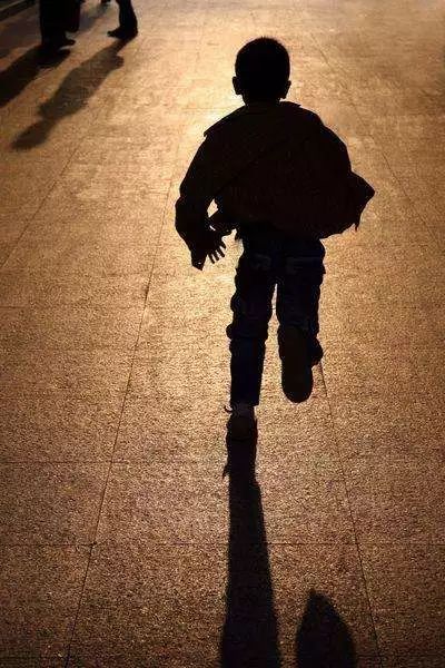 气愤！3岁男童遭遇七旬老汉“性骚扰”！专家：被骚扰的男孩心理创伤极为严重