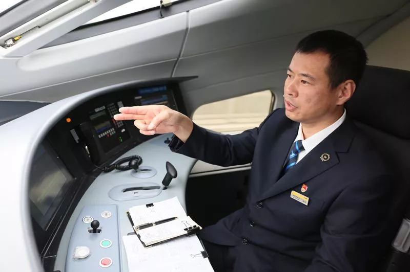 他手握7本火车驾照,却拿不到小客车驾照?因为…