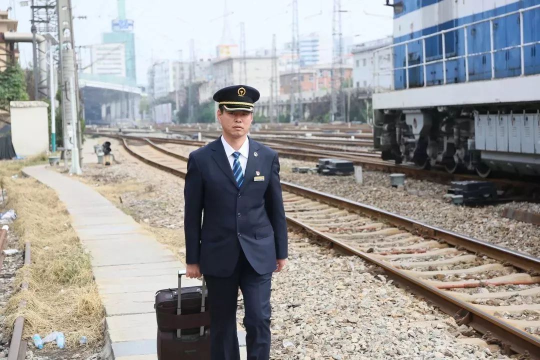 他手握7本火车驾照,却拿不到小客车驾照?因为…