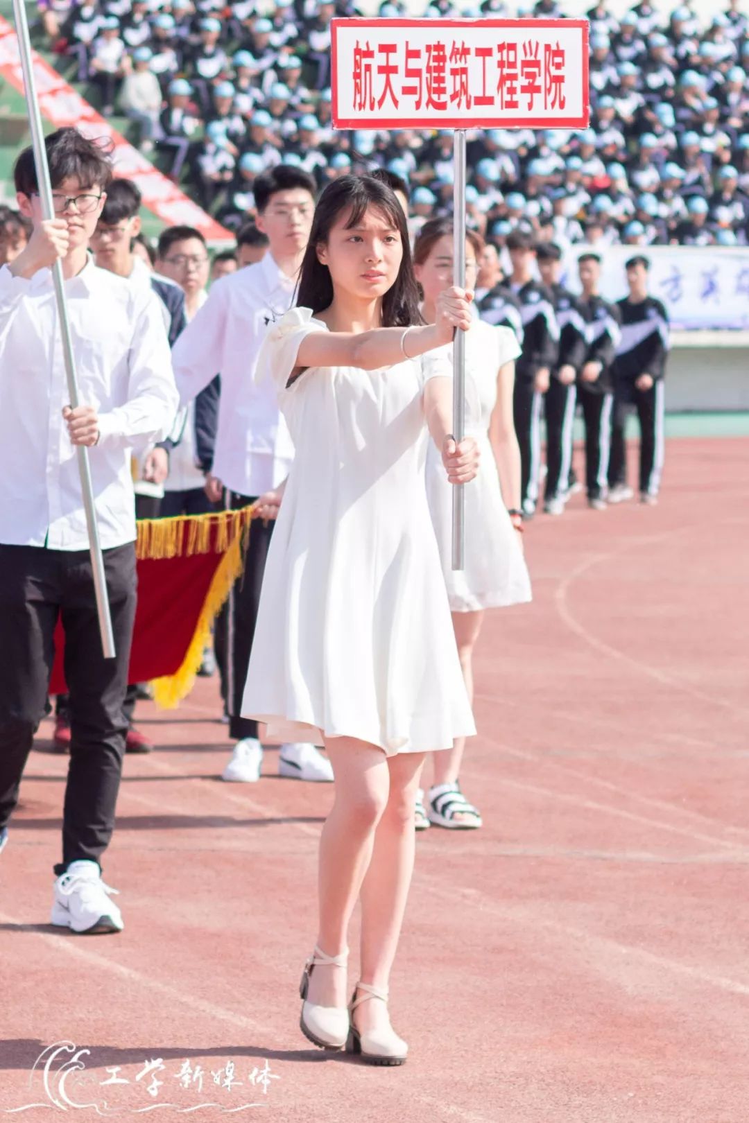 鍝堝皵婊ㄥ笀鑼冨ぇ瀛﹁繍鍔ㄤ細鍏堝濂崇,鍏堝濂崇