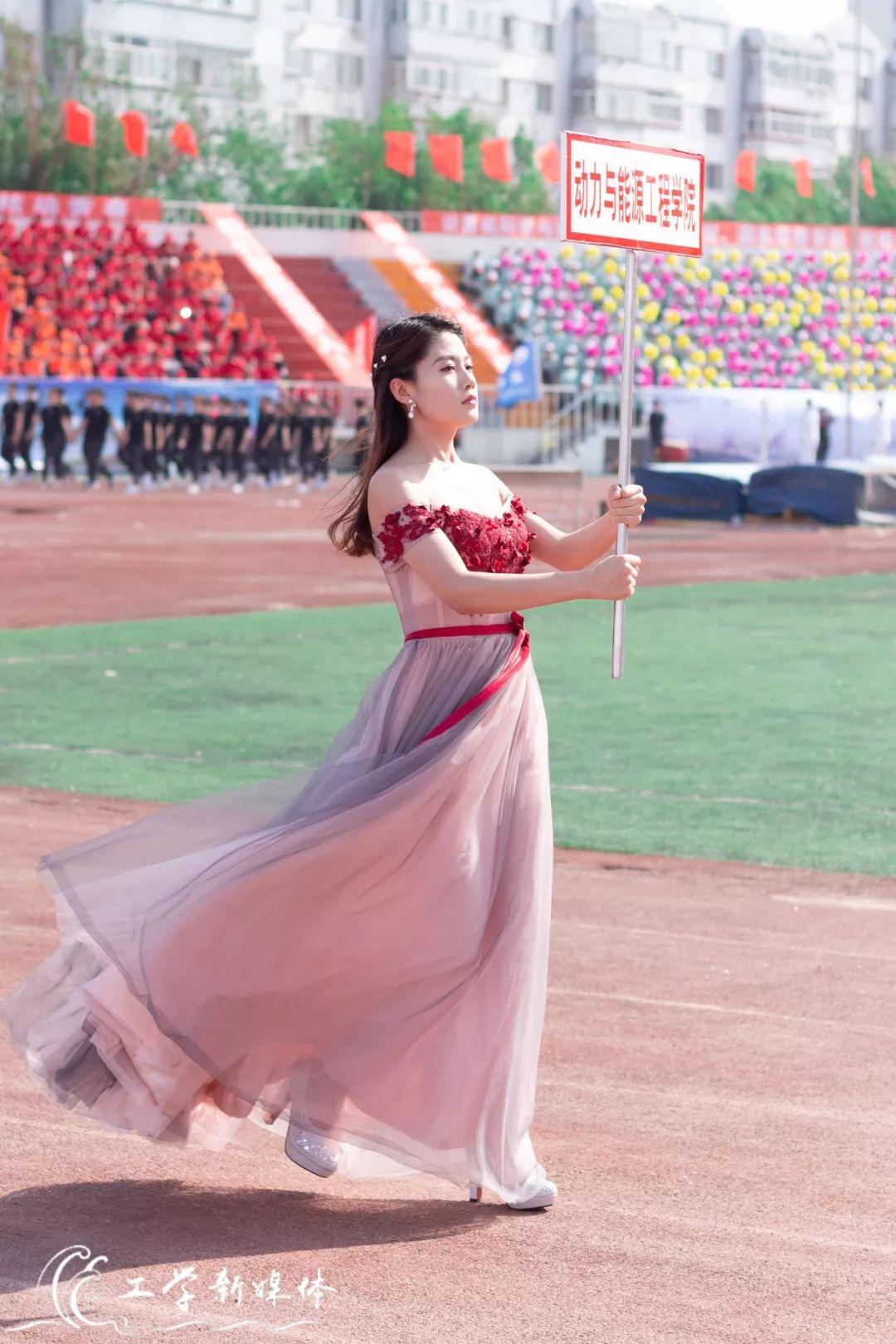 鍝堝皵婊ㄥ笀鑼冨ぇ瀛﹁繍鍔ㄤ細鍏堝濂崇,鍏堝濂崇