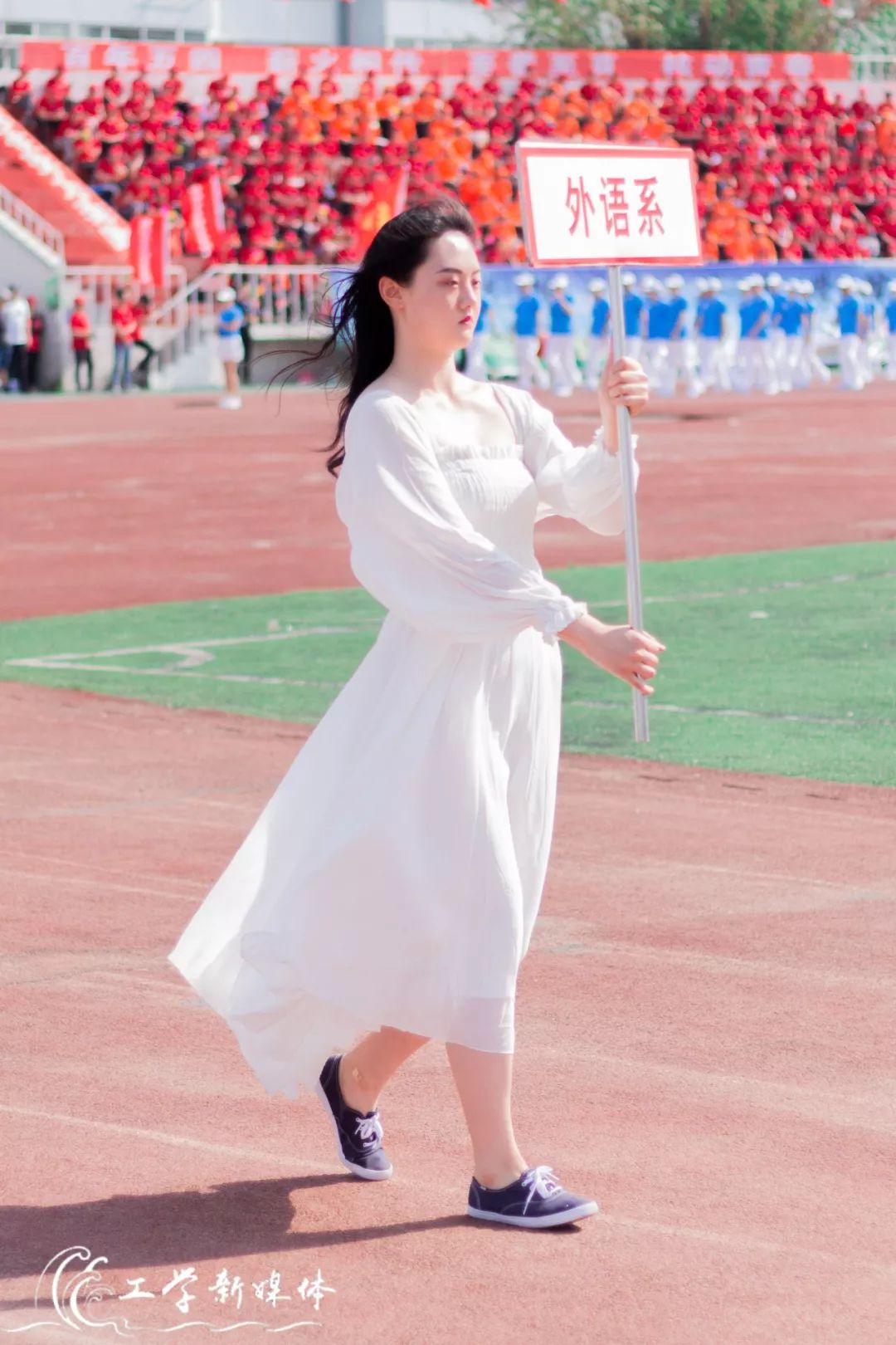 鍝堝皵婊ㄥ笀鑼冨ぇ瀛﹁繍鍔ㄤ細鍏堝濂崇,鍏堝濂崇