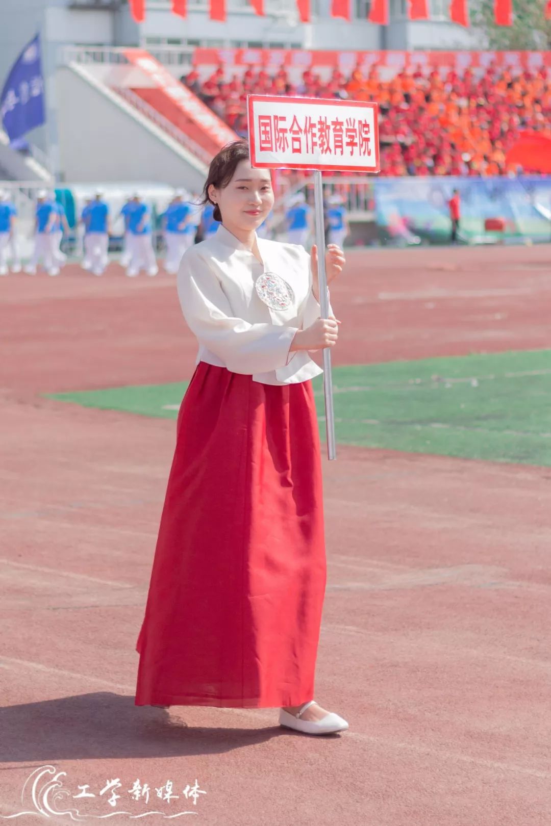 鍝堝皵婊ㄥ笀鑼冨ぇ瀛﹁繍鍔ㄤ細鍏堝濂崇,鍏堝濂崇