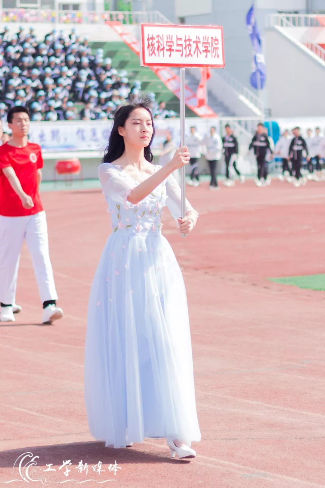 鍝堝皵婊ㄥ笀鑼冨ぇ瀛﹁繍鍔ㄤ細鍏堝濂崇,鍏堝濂崇