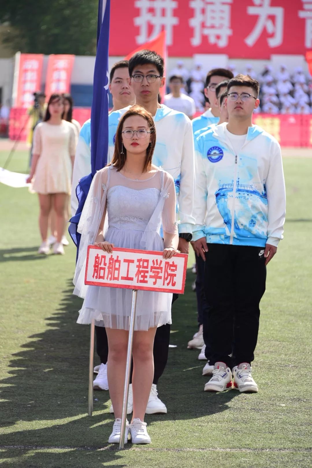 鍝堝皵婊ㄥ笀鑼冨ぇ瀛﹁繍鍔ㄤ細鍏堝濂崇,鍏堝濂崇