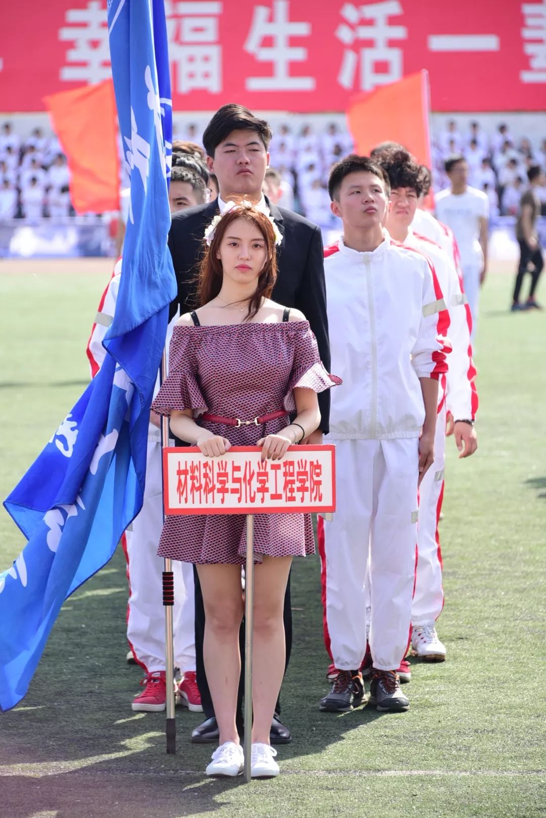 鍝堝皵婊ㄥ笀鑼冨ぇ瀛﹁繍鍔ㄤ細鍏堝濂崇,鍏堝濂崇