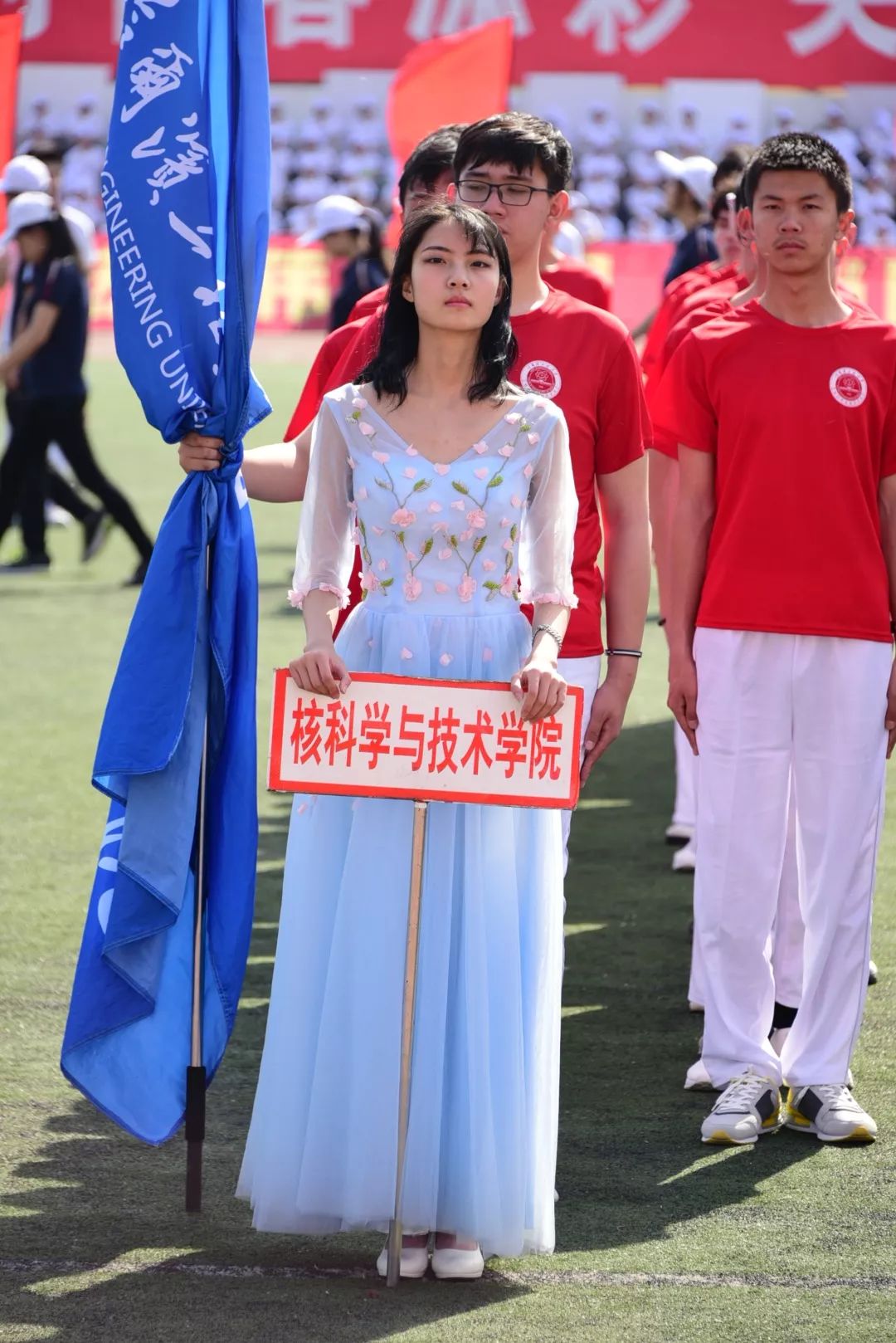 鍝堝皵婊ㄥ笀鑼冨ぇ瀛﹁繍鍔ㄤ細鍏堝濂崇,鍏堝濂崇