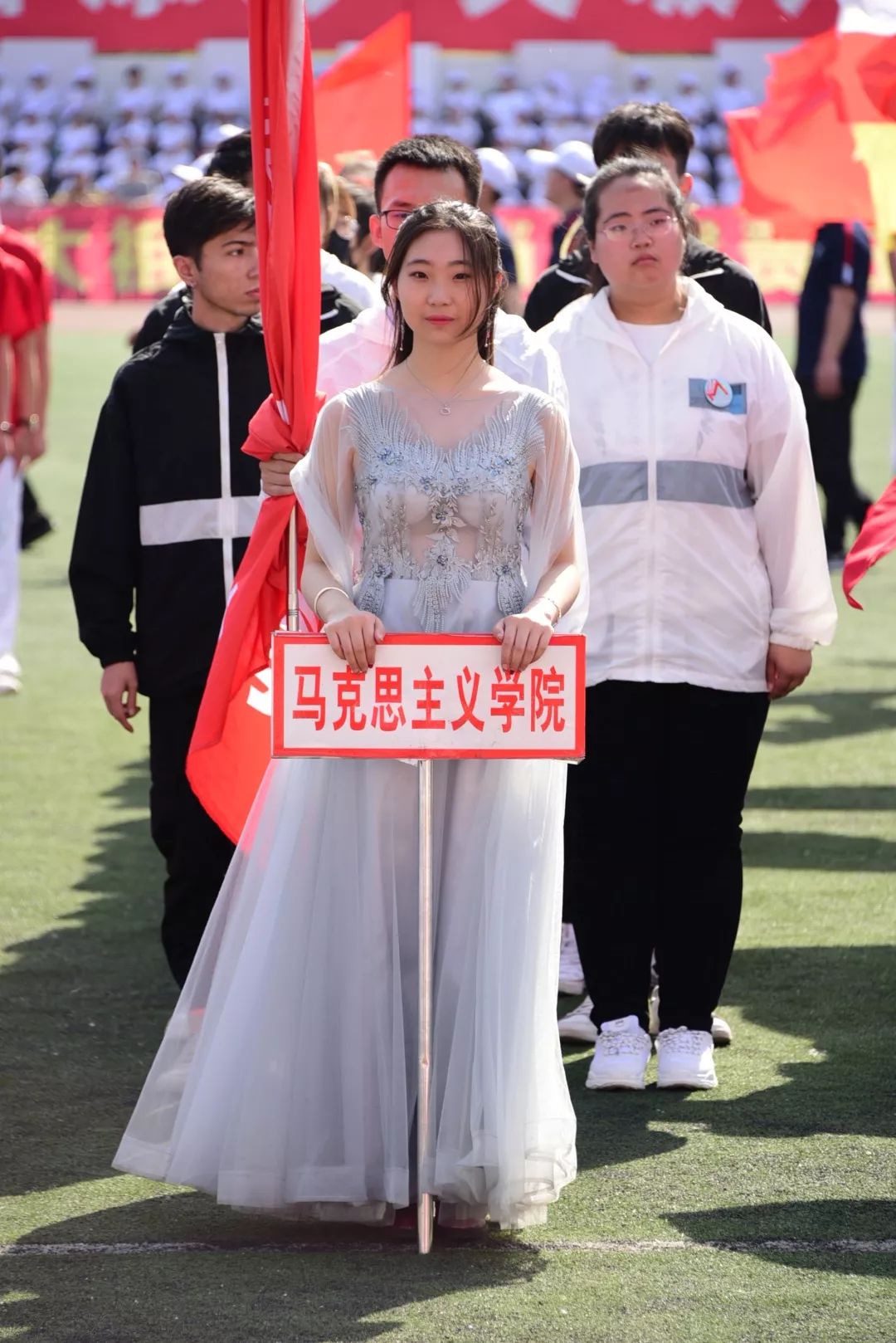 鍝堝皵婊ㄥ笀鑼冨ぇ瀛﹁繍鍔ㄤ細鍏堝濂崇,鍏堝濂崇