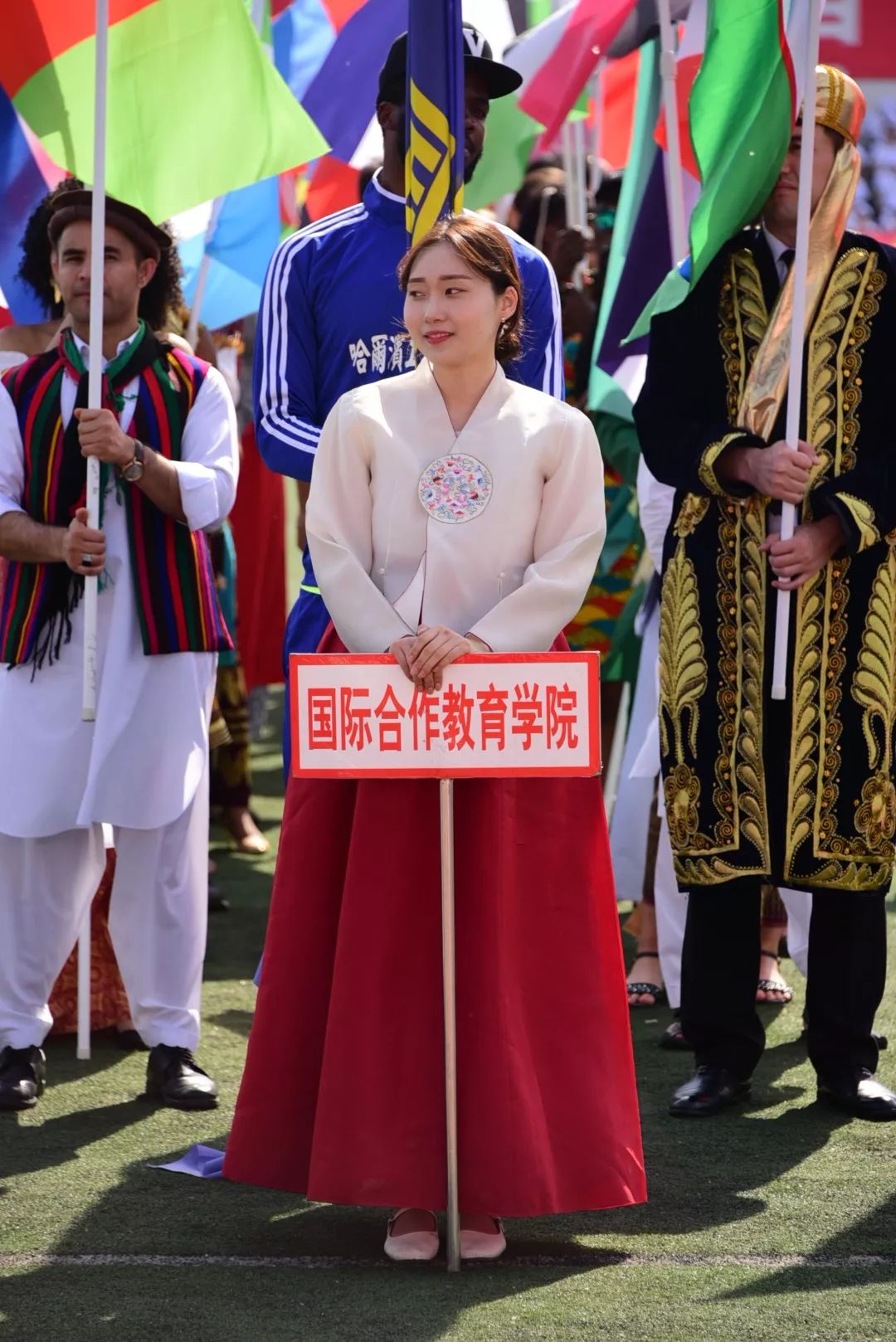 鍝堝皵婊ㄥ笀鑼冨ぇ瀛﹁繍鍔ㄤ細鍏堝濂崇,鍏堝濂崇