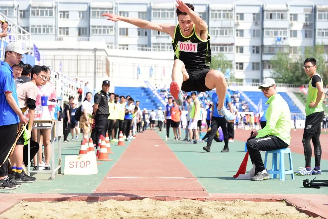 鍝堝皵婊ㄥ笀鑼冨ぇ瀛﹁繍鍔ㄤ細鍏堝濂崇,鍏堝濂崇