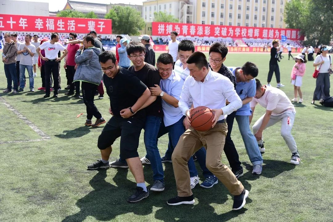 鍝堝皵婊ㄥ笀鑼冨ぇ瀛﹁繍鍔ㄤ細鍏堝濂崇,鍏堝濂崇
