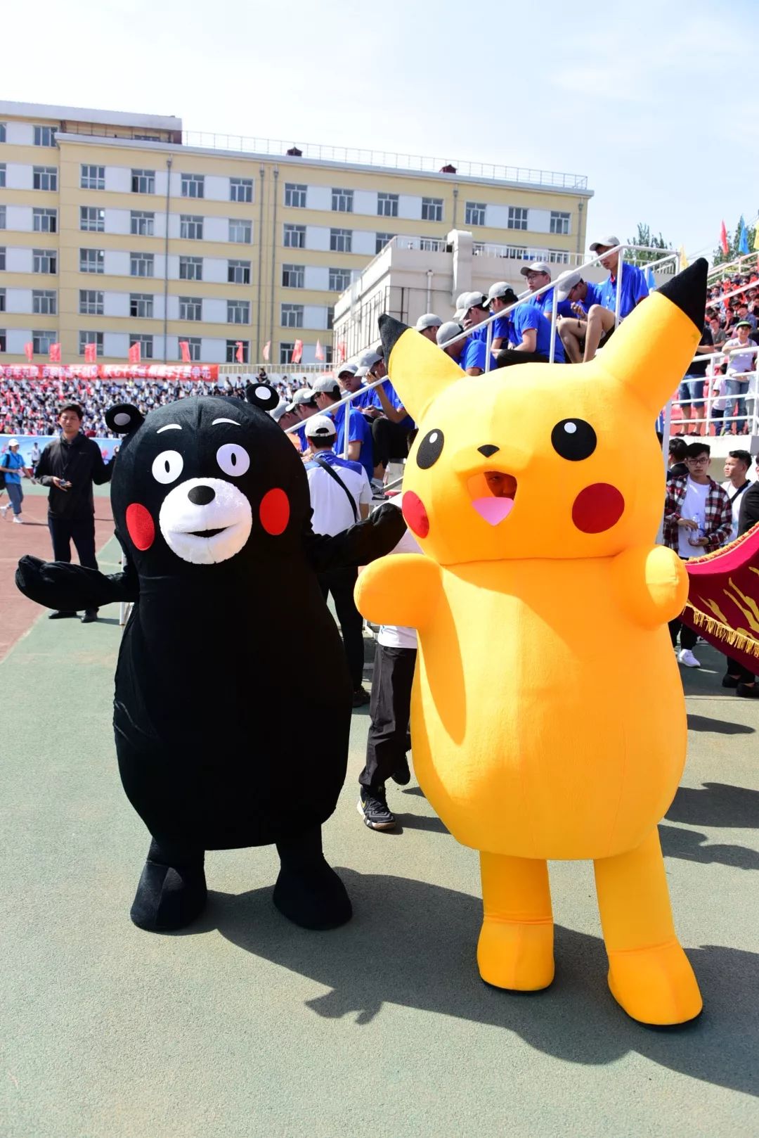 鍝堝皵婊ㄥ笀鑼冨ぇ瀛﹁繍鍔ㄤ細鍏堝濂崇,鍏堝濂崇