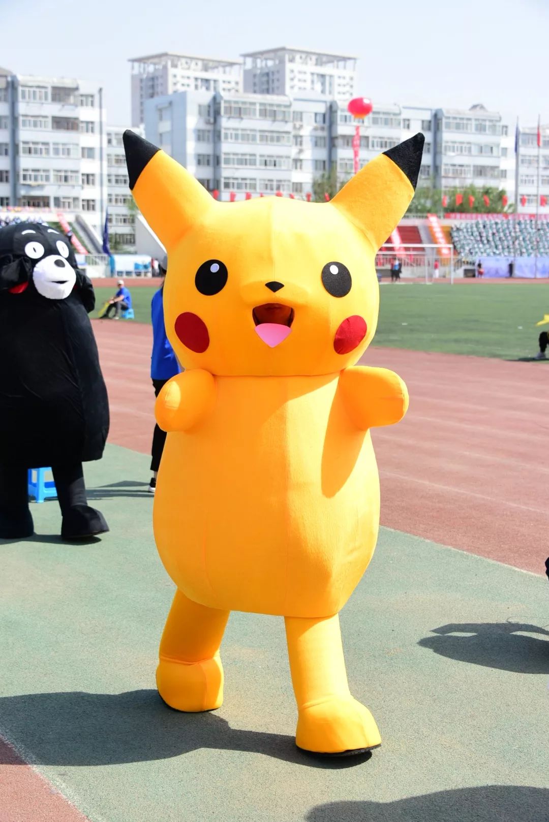 鍝堝皵婊ㄥ笀鑼冨ぇ瀛﹁繍鍔ㄤ細鍏堝濂崇,鍏堝濂崇