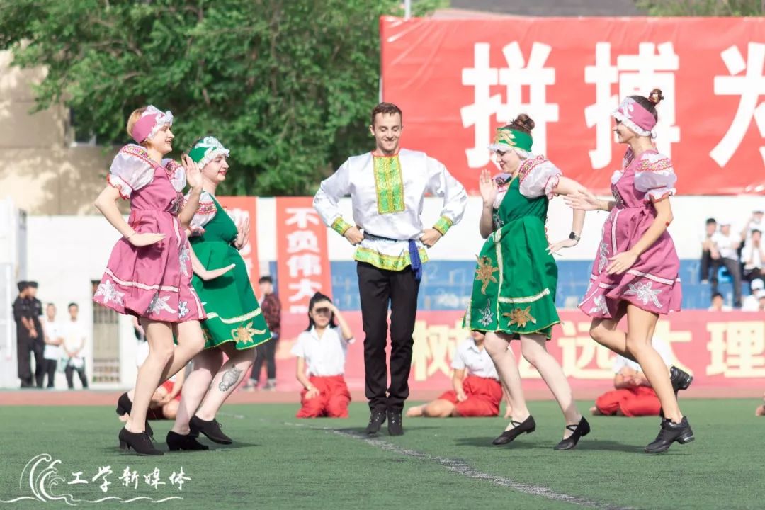 鍝堝皵婊ㄥ笀鑼冨ぇ瀛﹁繍鍔ㄤ細鍏堝濂崇,鍏堝濂崇