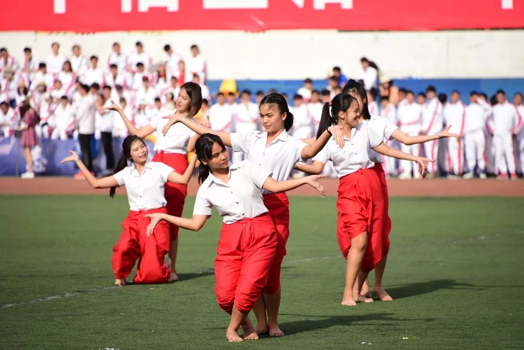 鍝堝皵婊ㄥ笀鑼冨ぇ瀛﹁繍鍔ㄤ細鍏堝濂崇,鍏堝濂崇