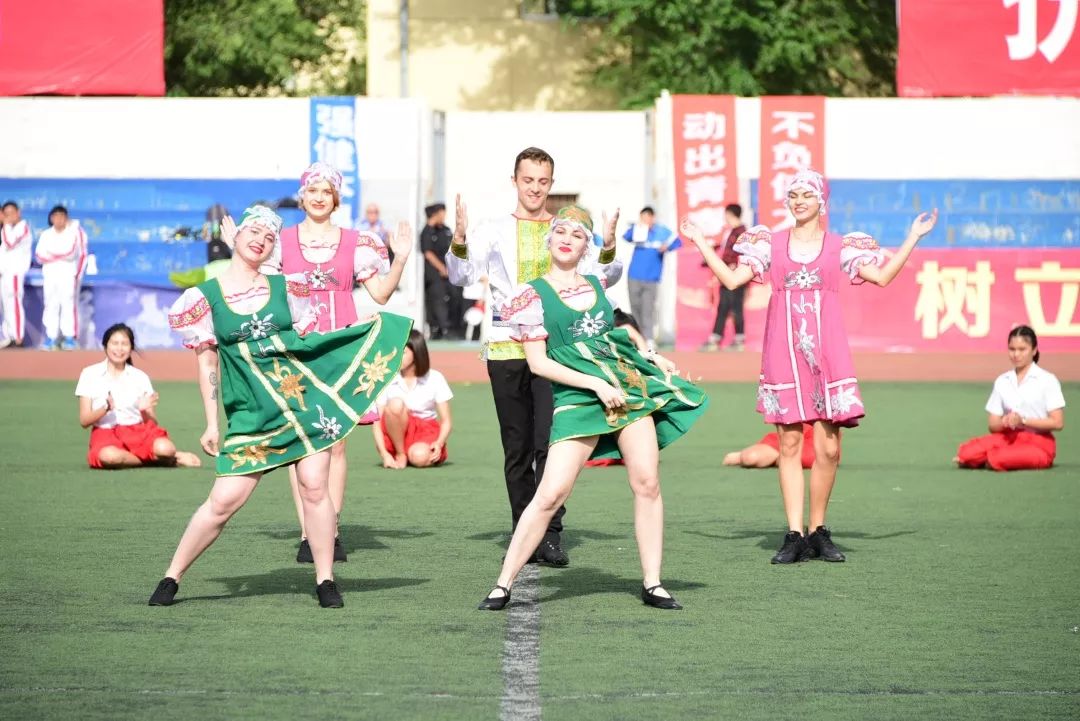 鍝堝皵婊ㄥ笀鑼冨ぇ瀛﹁繍鍔ㄤ細鍏堝濂崇,鍏堝濂崇