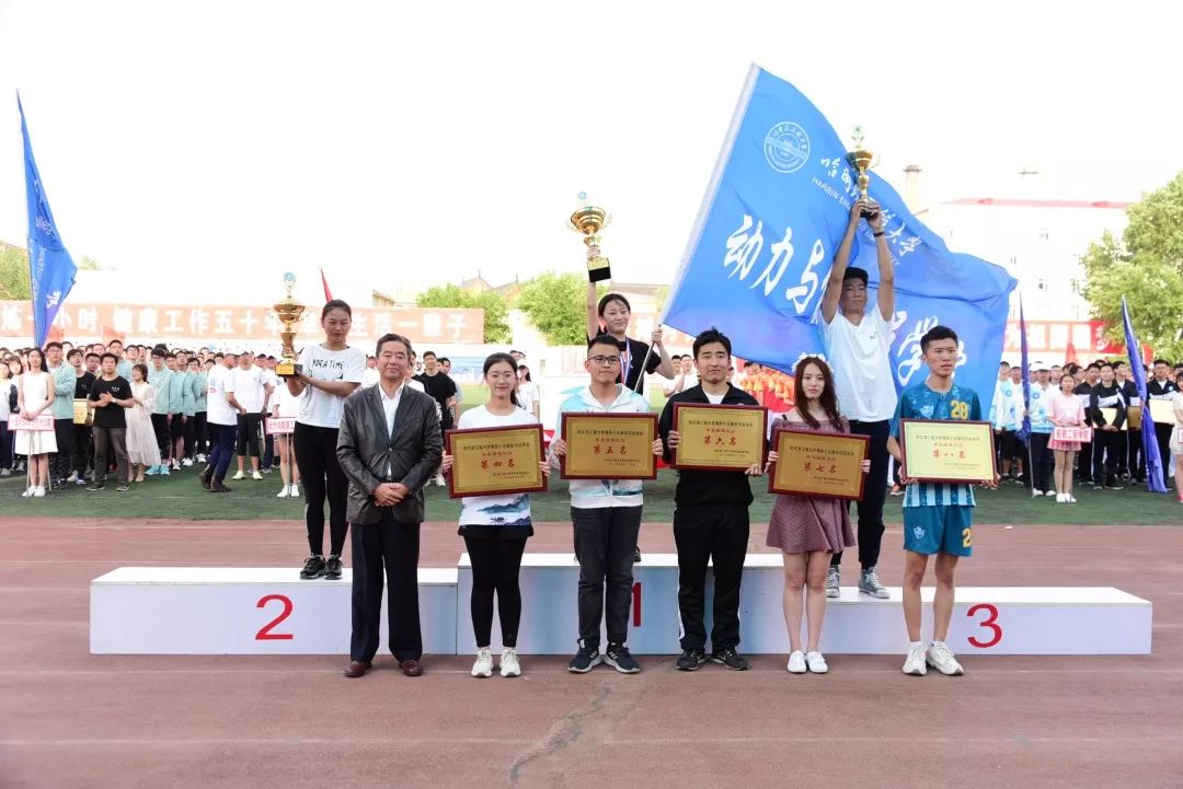 鍝堝皵婊ㄥ笀鑼冨ぇ瀛﹁繍鍔ㄤ細鍏堝濂崇,鍏堝濂崇