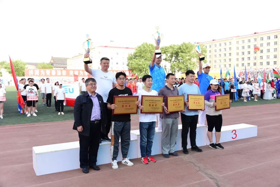 鍝堝皵婊ㄥ笀鑼冨ぇ瀛﹁繍鍔ㄤ細鍏堝濂崇,鍏堝濂崇