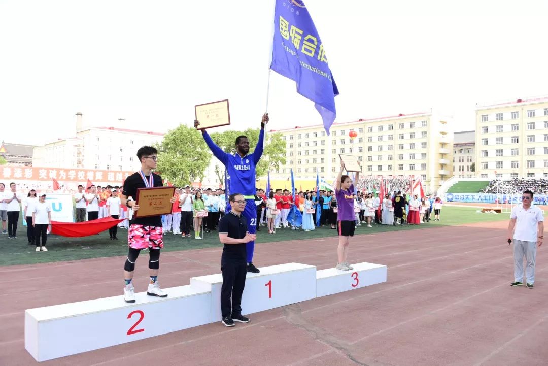 鍝堝皵婊ㄥ笀鑼冨ぇ瀛﹁繍鍔ㄤ細鍏堝濂崇,鍏堝濂崇