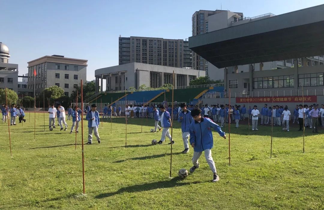 阳光明媚踢球视频大全,足球绕杆射门接力比赛