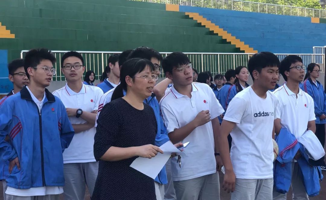 阳光明媚踢球视频大全,足球绕杆射门接力比赛