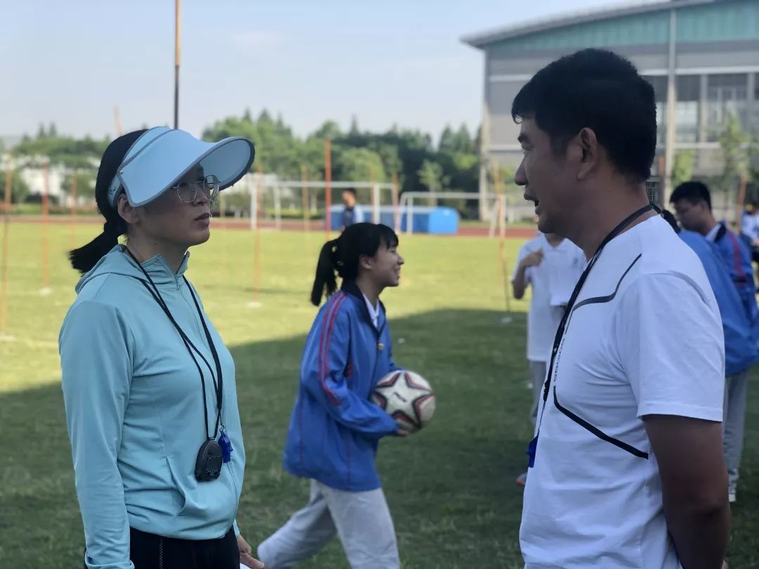 阳光明媚踢球视频大全,足球绕杆射门接力比赛