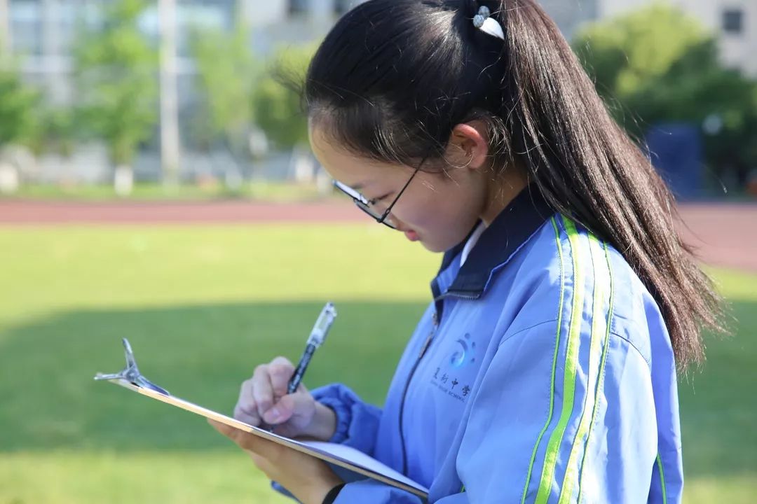 阳光明媚踢球视频大全,足球绕杆射门接力比赛