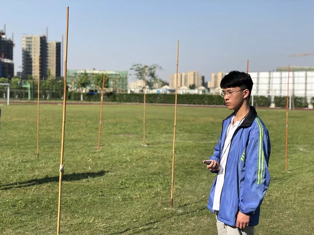 阳光明媚踢球视频大全,足球绕杆射门接力比赛