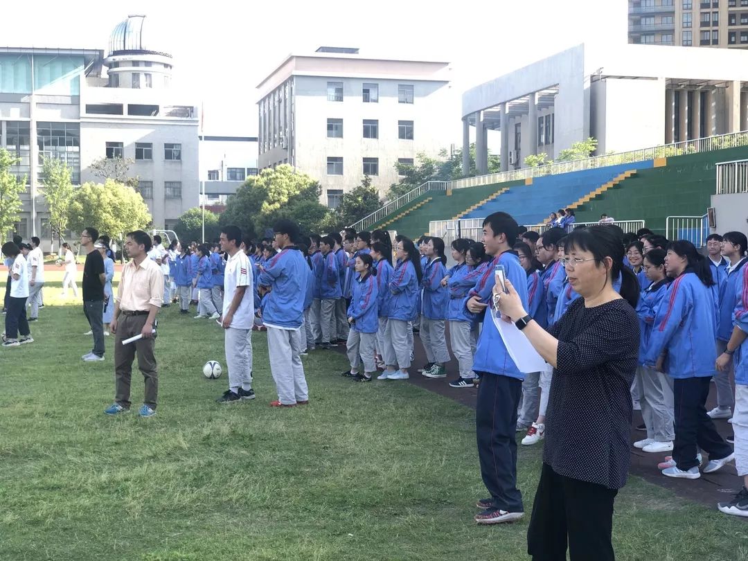 阳光明媚踢球视频大全,足球绕杆射门接力比赛