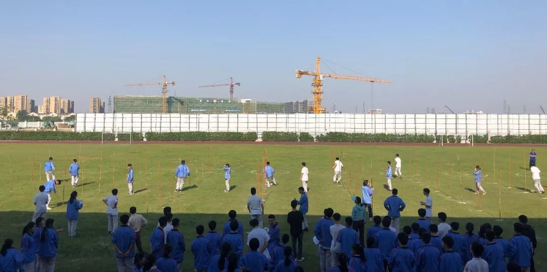 阳光明媚踢球视频大全,足球绕杆射门接力比赛