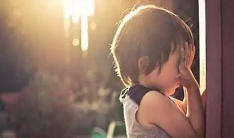 厦门5岁男孩把两颗玻璃珠塞进*体下**，还和姐姐一起瞒着父母！结果