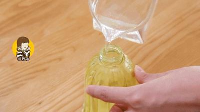 鞋子上滴风油精,风油精滴到鞋子