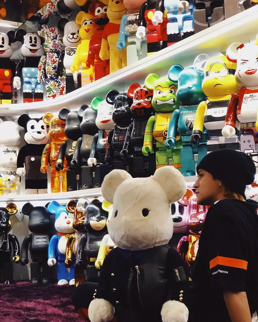 坐拥数千球鞋,满屋潮流玩具!他可能才是国内最潮的明星