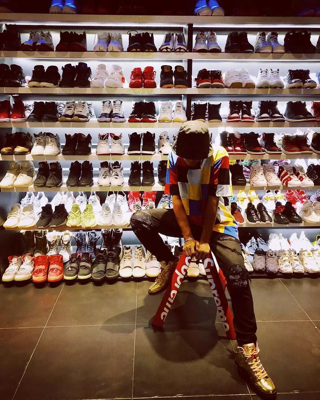 坐拥数千球鞋,满屋潮流玩具!他可能才是国内最潮的明星