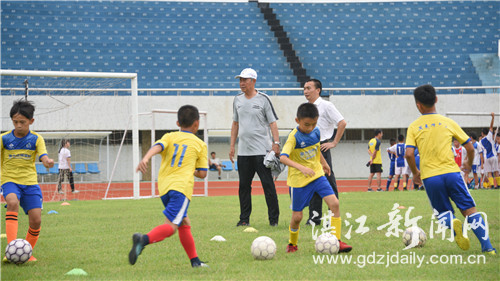 中国足球教练名宿,中国足球名宿辅导团新疆公益行