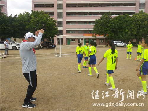 中国足球教练名宿,中国足球名宿辅导团新疆公益行