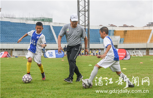 中国足球教练名宿,中国足球名宿辅导团新疆公益行