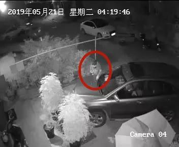 多大仇?男子把胶水滴在自家人的车上,最后悲剧了