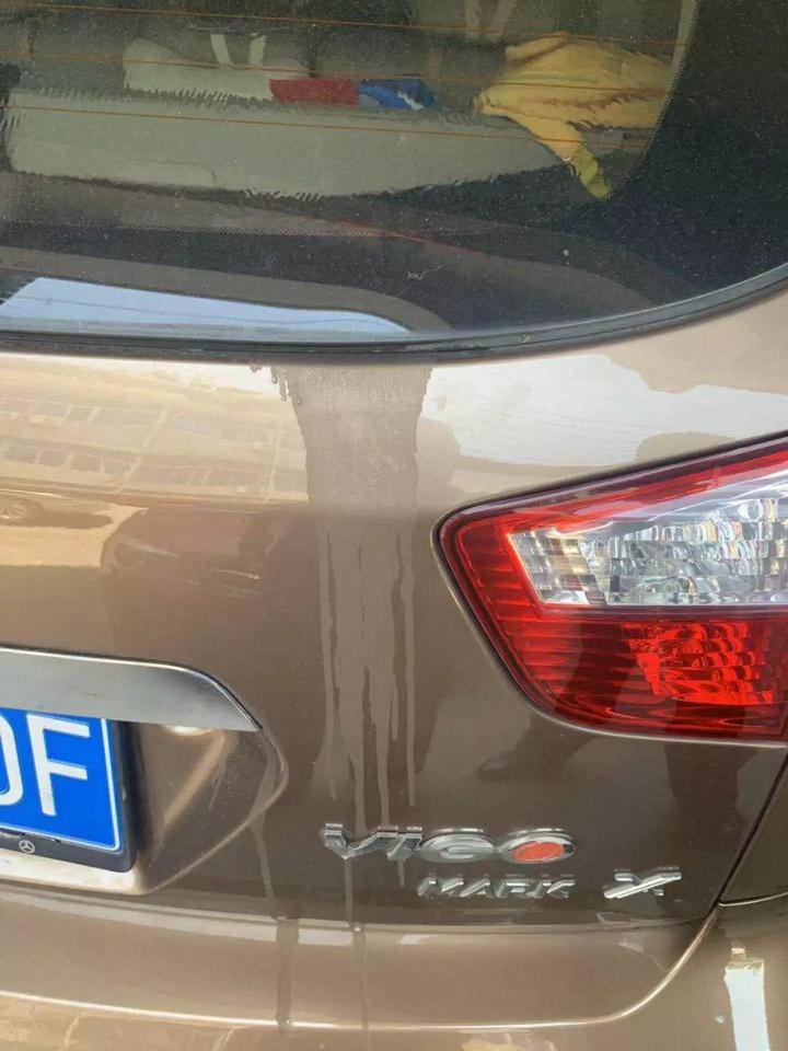 多大仇?男子把胶水滴在自家人的车上,最后悲剧了