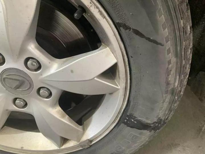 多大仇?男子把胶水滴在自家人的车上,最后悲剧了