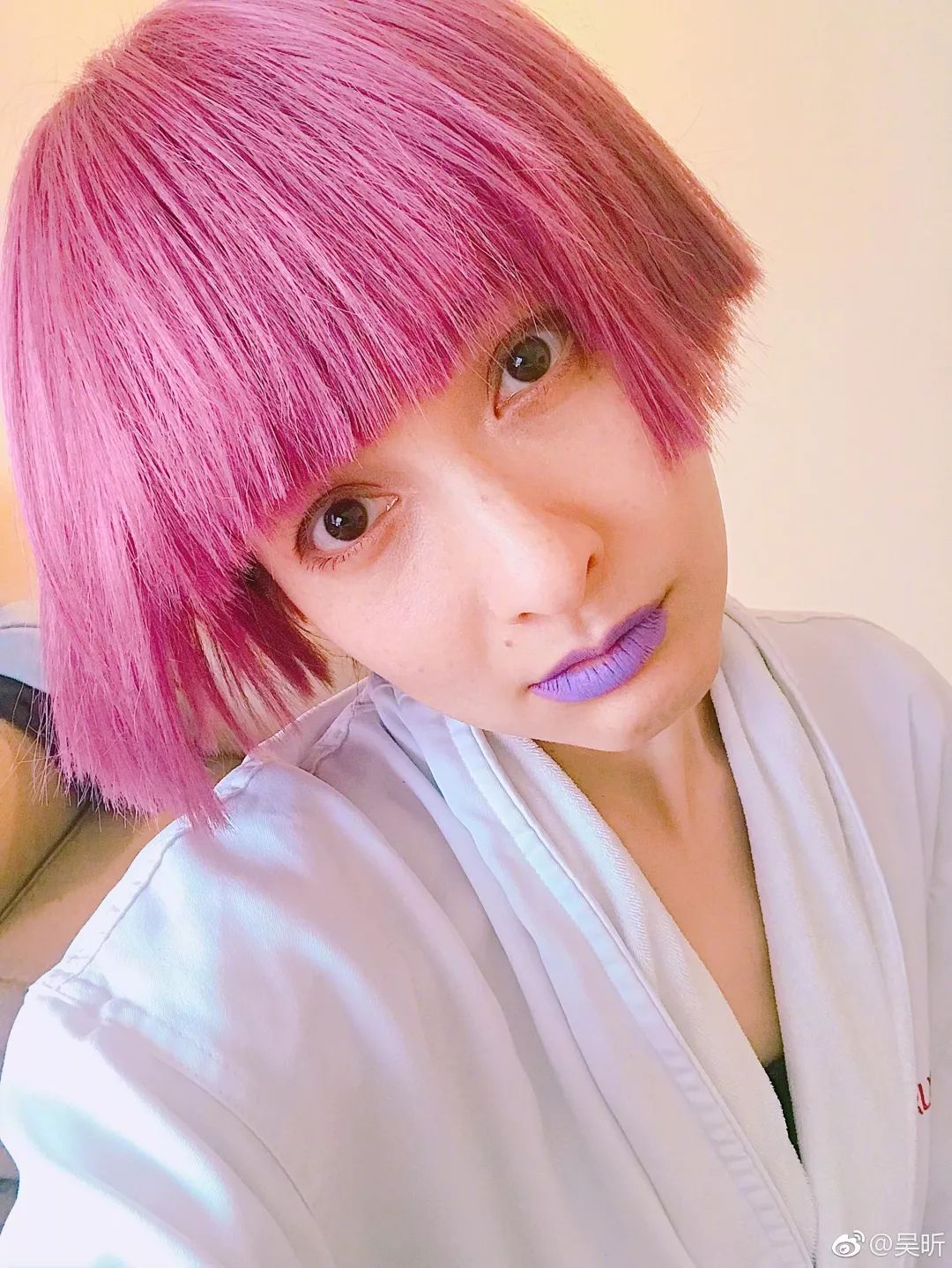 吴昕卖二手衣服被吐槽,吴昕送钟汉良的礼物是真的吗