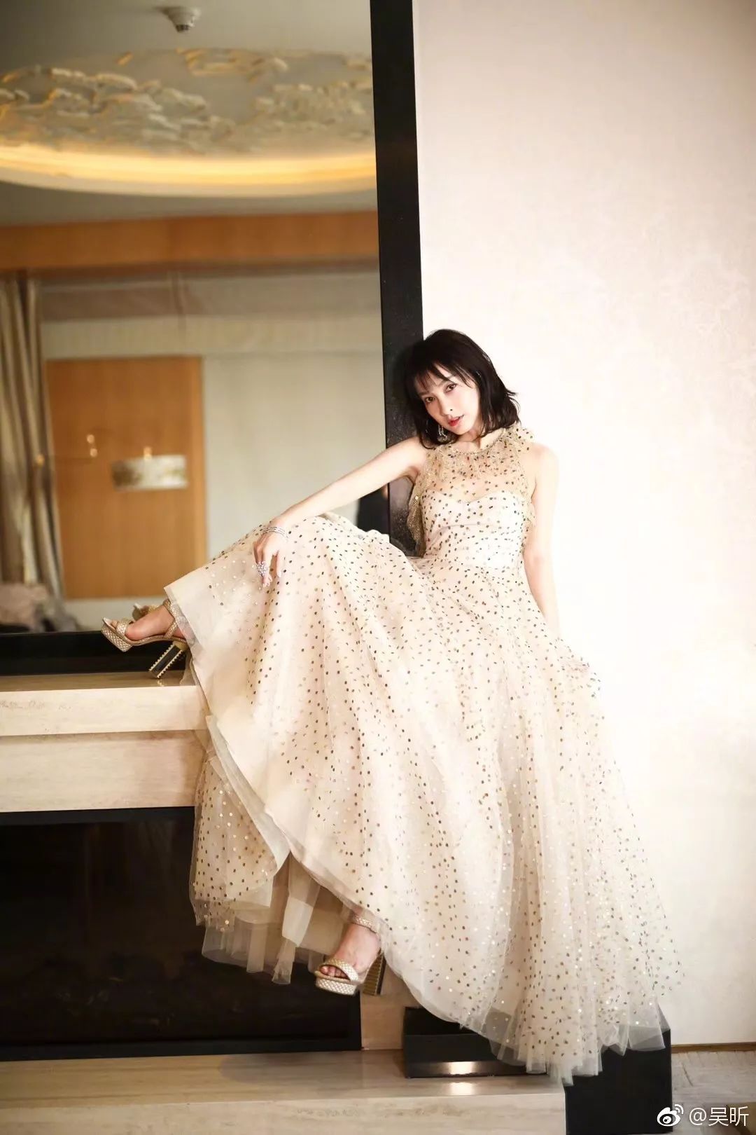 吴昕卖二手衣服被吐槽,吴昕送钟汉良的礼物是真的吗