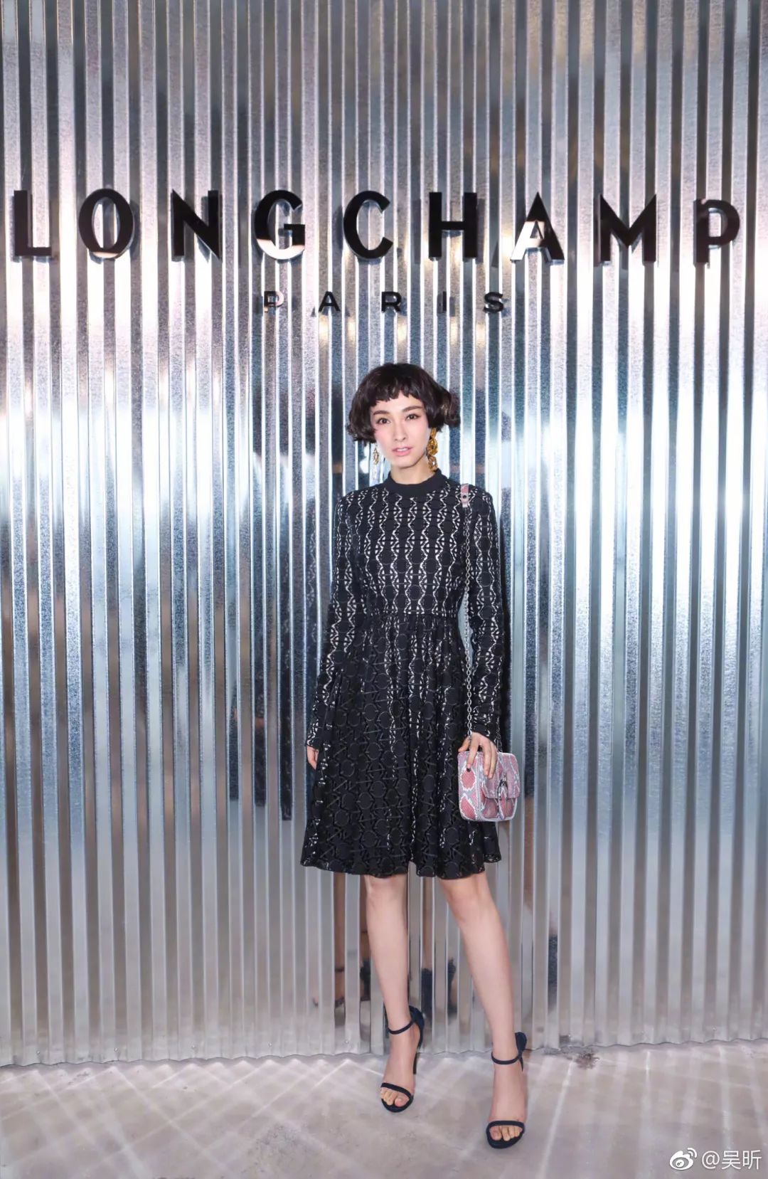 吴昕卖二手衣服被吐槽,吴昕送钟汉良的礼物是真的吗