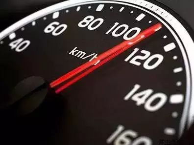 倒车入库偏了如何修正方向盘,倒车入库偏到一边去怎么修正