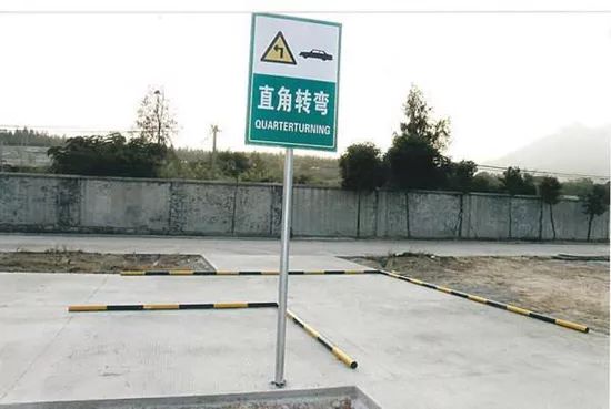 倒车入库偏了如何修正方向盘,倒车入库偏到一边去怎么修正