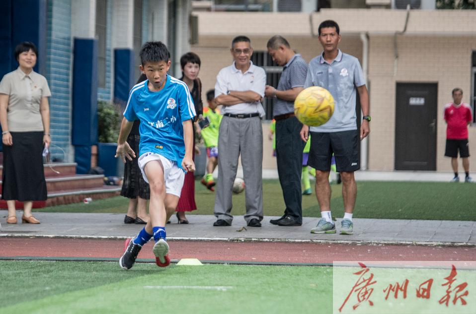踢出“世界波”的小学生是他！经常对着真人墙练任意球