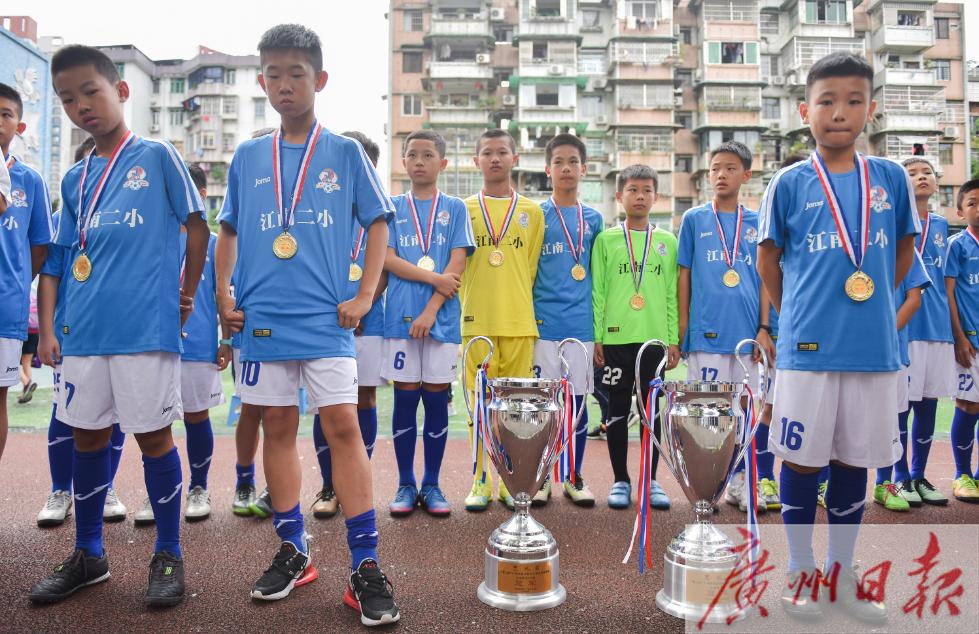 踢出“世界波”的小学生是他！经常对着真人墙练任意球