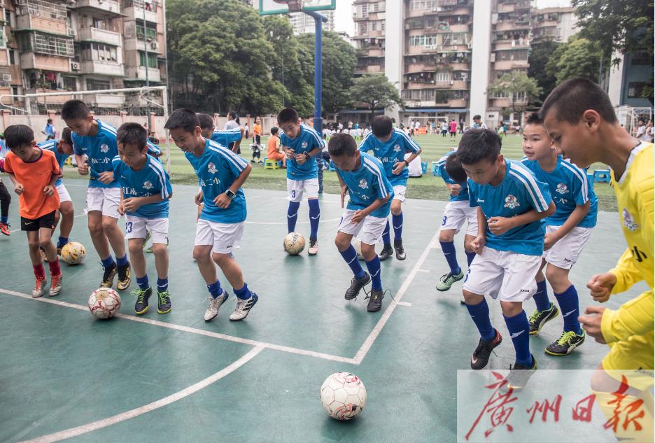 踢出“世界波”的小学生是他！经常对着真人墙练任意球