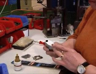 锁怎么一提就锁上呢,锁怎么弄才能从里面反锁不了